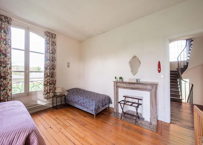 Villa Adjoining A Chateau Pouru-Saint-Remy